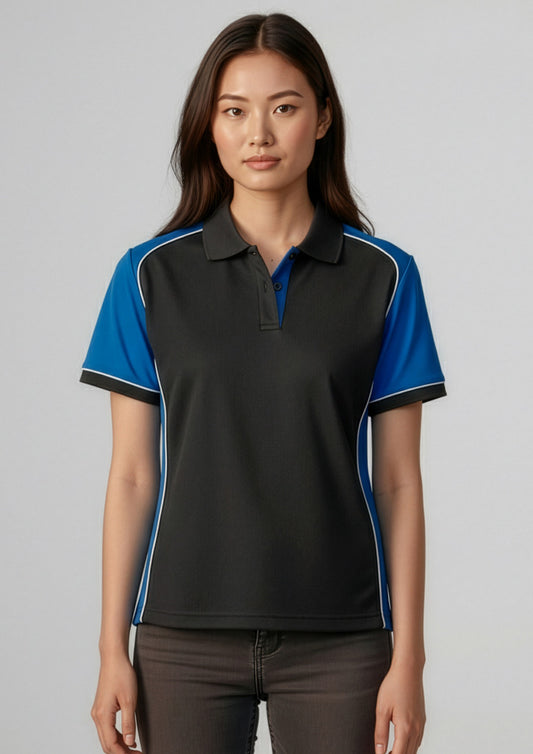 Womens Nitro Short Sleeve Polo ||SRC=https://cdn.fashionbizapps.nz/honeybee/images/P10122_Talent_Black_Royal_White_01.jpg