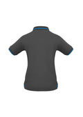 Womens Jet Short Sleeve Polo - Steel Grey/Cyan ||SRC=https://cdn.fashionbizapps.nz/honeybee/images/P226LS_bProduct_SteelGrey_Cyan_02_jofka6V.jpg