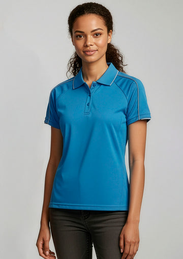 Womens Blade Short Sleeve Polo ||SRC=https://cdn.fashionbizapps.nz/honeybee/images/P303LS_Talnet_Cyan_SilverGrey_01.jpg