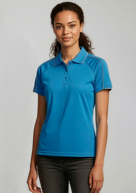 Womens Blade Short Sleeve Polo ||SRC=https://cdn.fashionbizapps.nz/honeybee/images/P303LS_Talnet_Cyan_SilverGrey_01.jpg